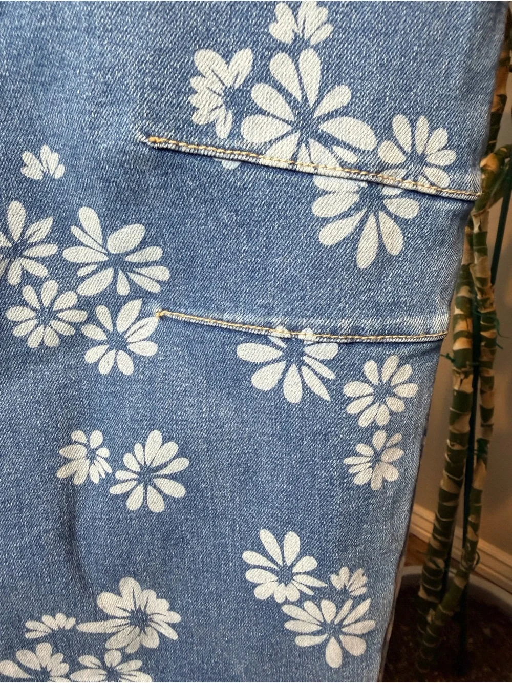 Flamingals Floral Print Barrel Style Mid Rise Cropped Barrel Jeans